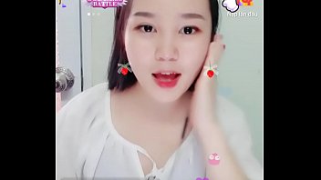 Em gái dễ thương hát trên Uplive