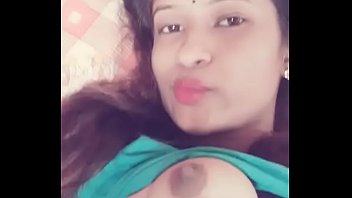 Desi girl showing boobs selfie