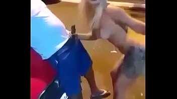 Loira gostosa chupando rola na rua