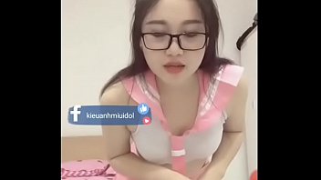 Gái xinh không mặc quần trên Uplive