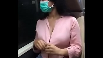 Morena danada mostrou os peitos no trem