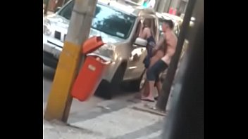 Una chica joven se coje a su amante en la calle  y le dan duro por detrás