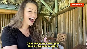 Porno Yıldızı Dani Daniels Komik Türk Videoları İzliyor