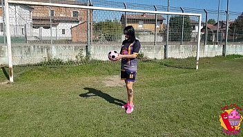 Milf si infortuna mentre gioca a calcio (prima parte)