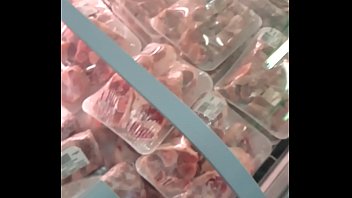 Bajo la falda de madurita en tienda de Colima con licras pero rica